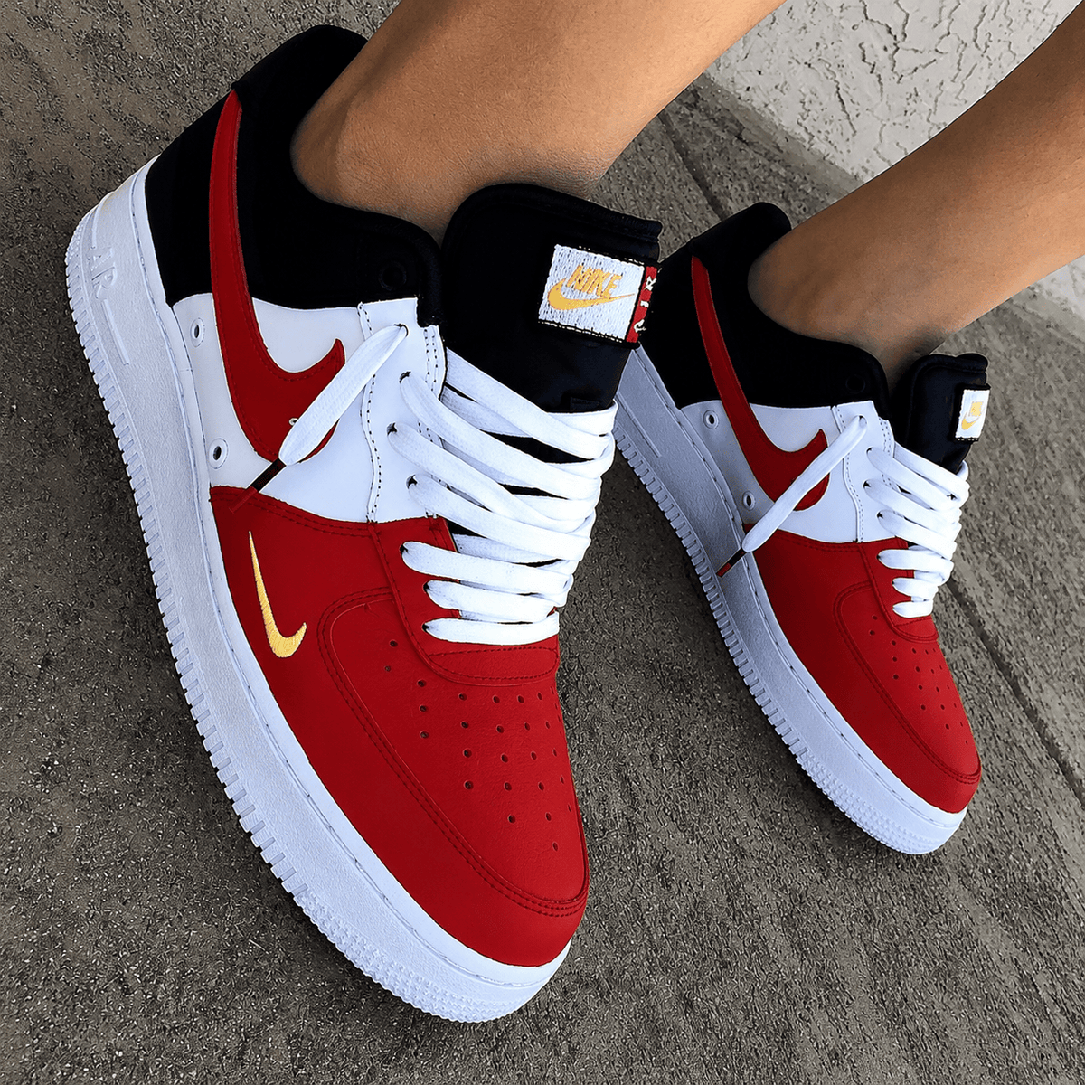 Custom Sneaker Red Univer